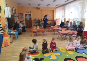 powitanie rodziców przez pania dyrektor