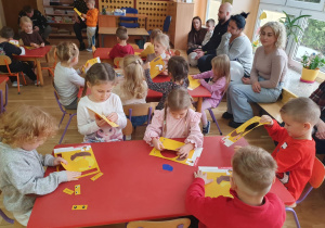 przedszkolaki wykonuja kartę pracy