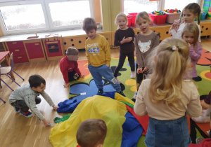 zabawy z chusta animacyjną "pelerynka niewidka"