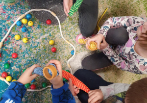 dzieci usprawniają motorykę małą