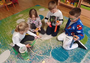 dzieci usprawniają motorykę małą