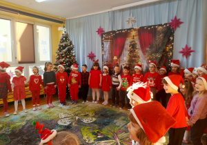 dzieci czekają na przybycie Mikoja