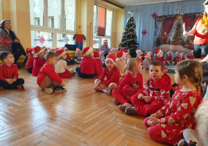 dzieci czekają na Mikołaja