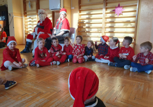 Na zdjęciach z uroczystości choinkowej widać Mikołaja oraz Panią Mikołajową, którzy wspólnie stworzyli wyjątkową, radosną atmosferę, ubrani w świąteczne stroje.