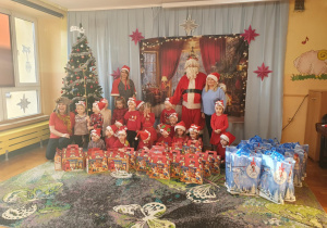 Wspólne zdjęcie dzieci z grupy I z Mikołajem.