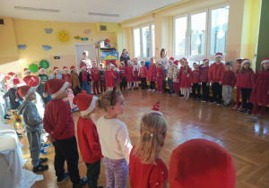 dzieci czekają na Mikołaja