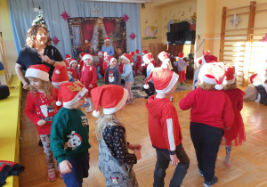 Fotografia przedstawia moment wspólnego tańca i zabaw przy muzyce