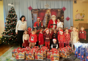 Wspólne zdjęcie dzieci z grupy II z Mikołajem.