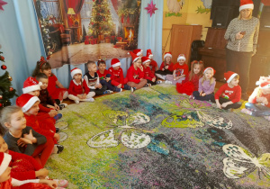 dzieci czekają na Mikołaja