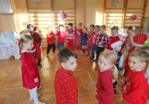 dzieci czekają na Mikołaja