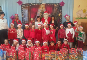 Wspólne zdjęcie dzieci z grupy VI z Mikołajem.