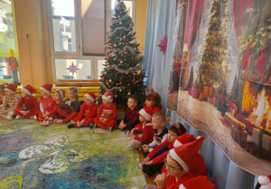 przedszkolaki śpiewają kolędy