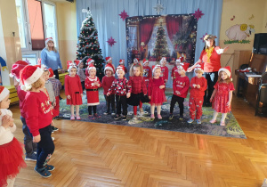 dzieci śpiewają piosenki dla Mikołaja
