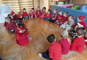 dzieci czekają na Mikołaja