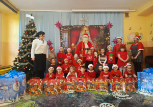 Wspólne zdjęcie dzieci z grupy V z Mikołajem.