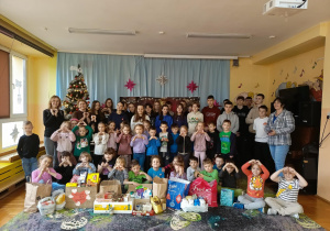 społeczność przedszkolna z darami dla seniorów