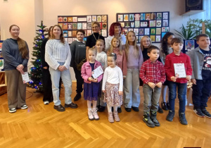 zdjęcie przedstawia nagrodzonych uczestników konkursu plastycznego "Kartka na Boże Narodzenie"