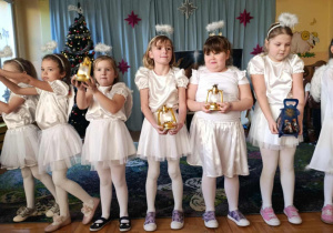 Dzieci śpiewające kolędy – na ich twarzach widać skupienie i radość ze wspólnego występu.