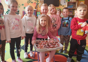 Dzieci z grupy II wspólnie świętują urodziny, śpiewając „Sto lat”