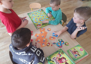 Dzieci nazywające i omawiające emocje, uczą się rozpoznawać uczucia swoje i innych.