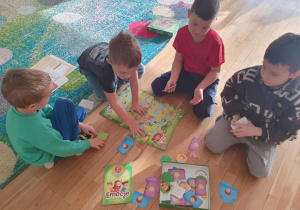 Radosna i skupiona atmosfera zajęć – dzieci aktywnie uczestniczą w grze i współpracują ze sobą.