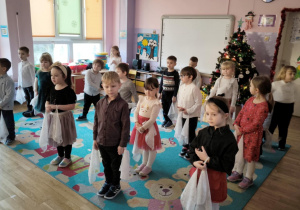 dzieci prezentują świąteczny taniec przed rodzicami