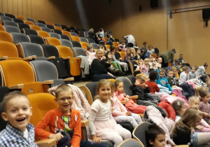 na widowni kina "Ratusz" siedzą uśmiechnięte przedszkolaki