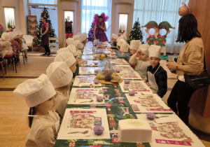 Na zdjęciach widoczne są dzieci z grupy III „Sówki” oraz grupy IV „Skrzaty” uczestniczące w Warsztatach Czekoladowych z Goplaną.