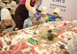 dzieci tworzą własną czekoladę