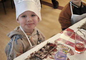 Na twarzach dzieci widać skupienie, radość i dumę z własnoręcznie wykonanych słodkości.