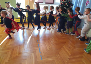 dzieci tańczą trzymając się za ramiona