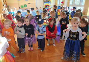 Fotografie przedstawiają dzieci podczas wspólnych tańców, zabaw ruchowych i konkursów prowadzonych przy wesołej muzyce.