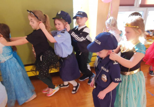 przedszkolaki tańcza trzymając się za uszy