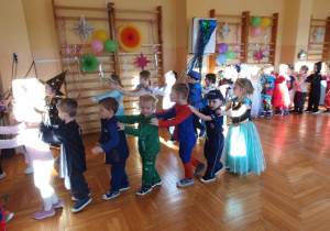 Fotografie przedstawiają dzieci podczas wspólnych tańców, zabaw ruchowych i konkursów prowadzonych przy wesołej muzyce.