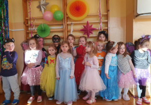 dzieci prezentuja swoje stroje