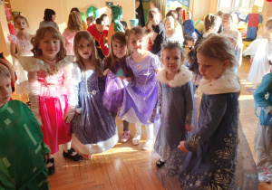 przedszkolki tańczą