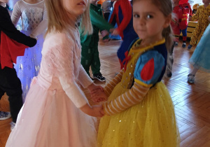 dzieci tańczą w parze