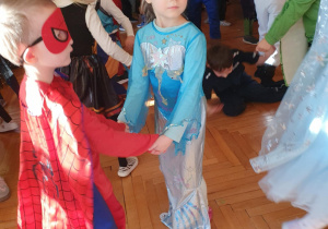 dzieci tańczą w parach