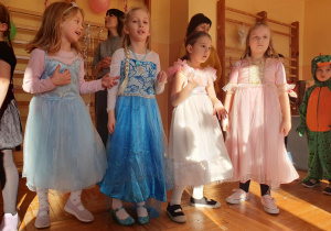 dziewczynki tańczą