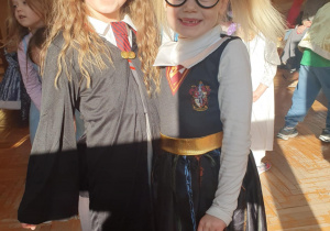 dziewczynki prezentują swoje stroje