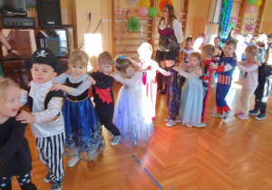 W zabawie uczestniczyły dzieci ze wszystkich grup przedszkolnych, ubrane w kolorowe, pomysłowe i bajkowe stroje.