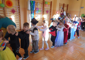 przedszkolaki tańczą