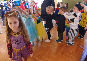 dzieci tańcza trzymając sie za uszy