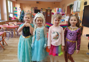 dziewczynki pozują do zdjęcia