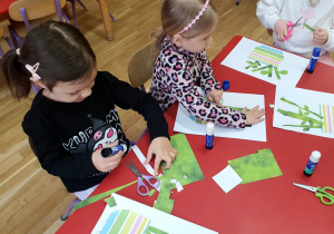 dzieci wykonują laurkę, wycinają nożyczkami,