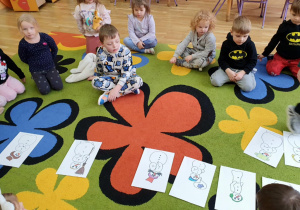 dzieci aktywnie uczestniczą w zajęciach