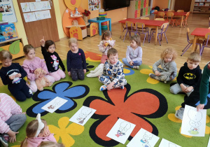 dzieci aktywnie uczestniczą w zajęciach