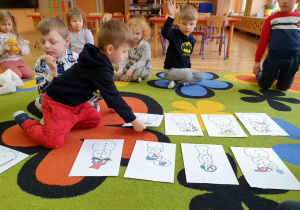 dzieci aktywnie uczestniczą w zajęciach