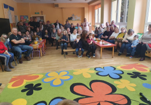 Babcie i Dziadkowie z dumą oglądają występy wnuków