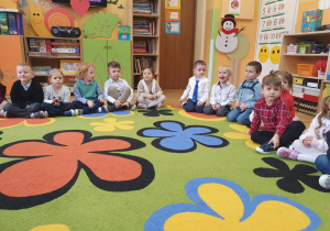 Przedszkolaki podczas występu z okazji Dnia Babci i Dziadka